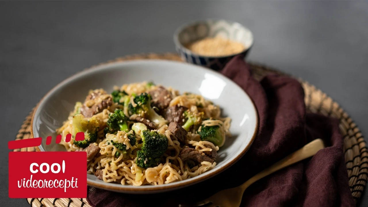 Wok noodlesi s junetinom i brokulom